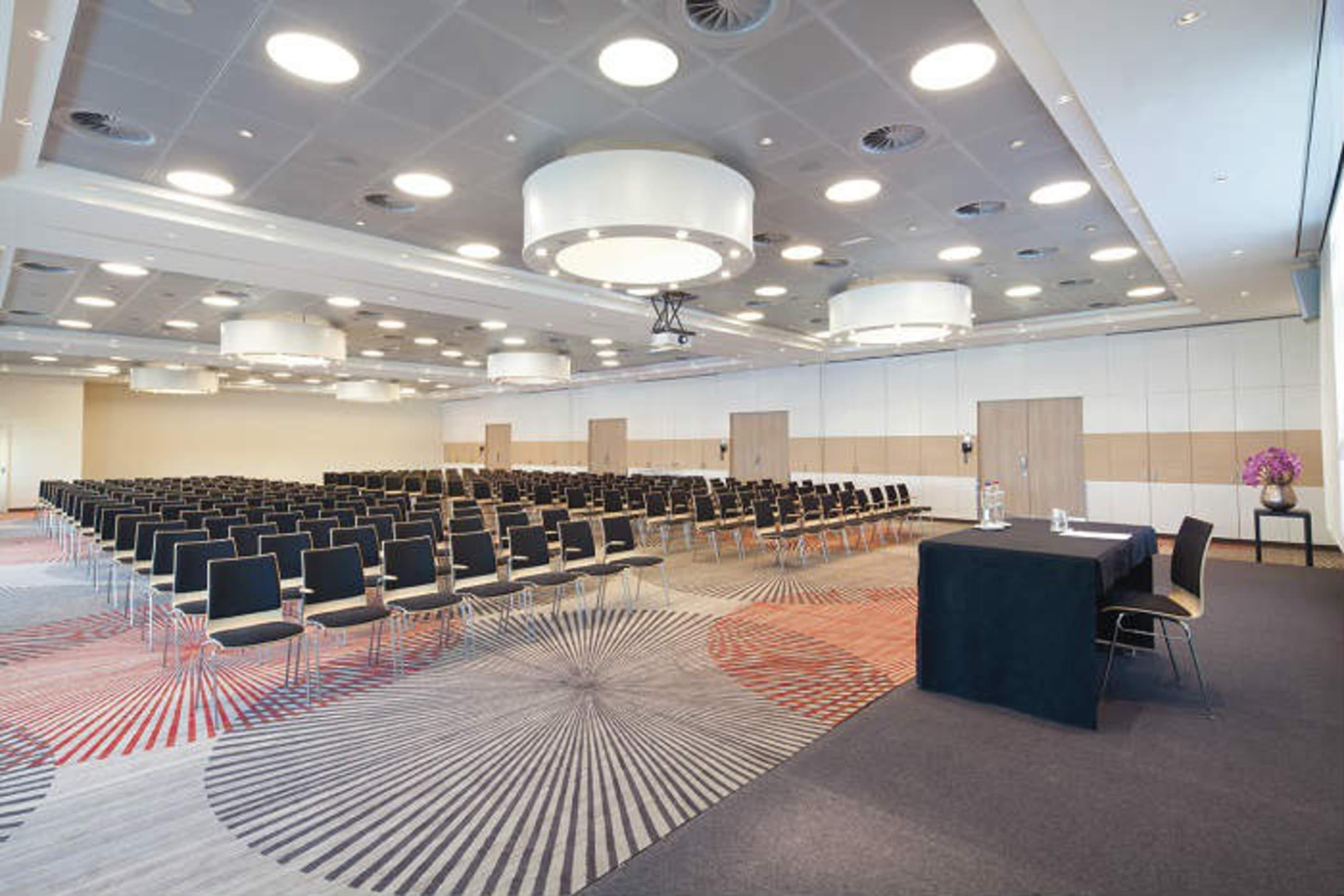 Hotel Mövenpick Centre 4*