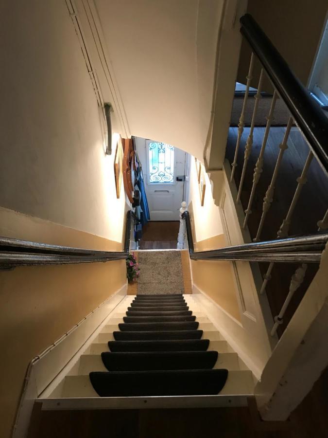 Six Apartment *