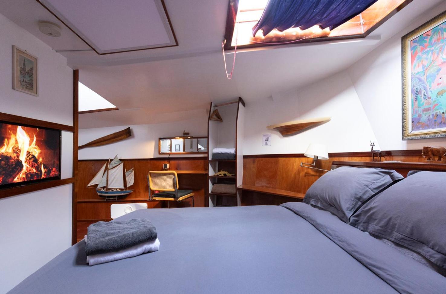 Botel Anna Houseboat