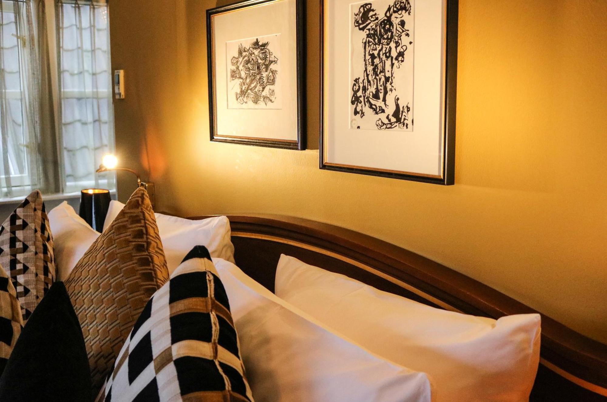 Ambassade Hotel
