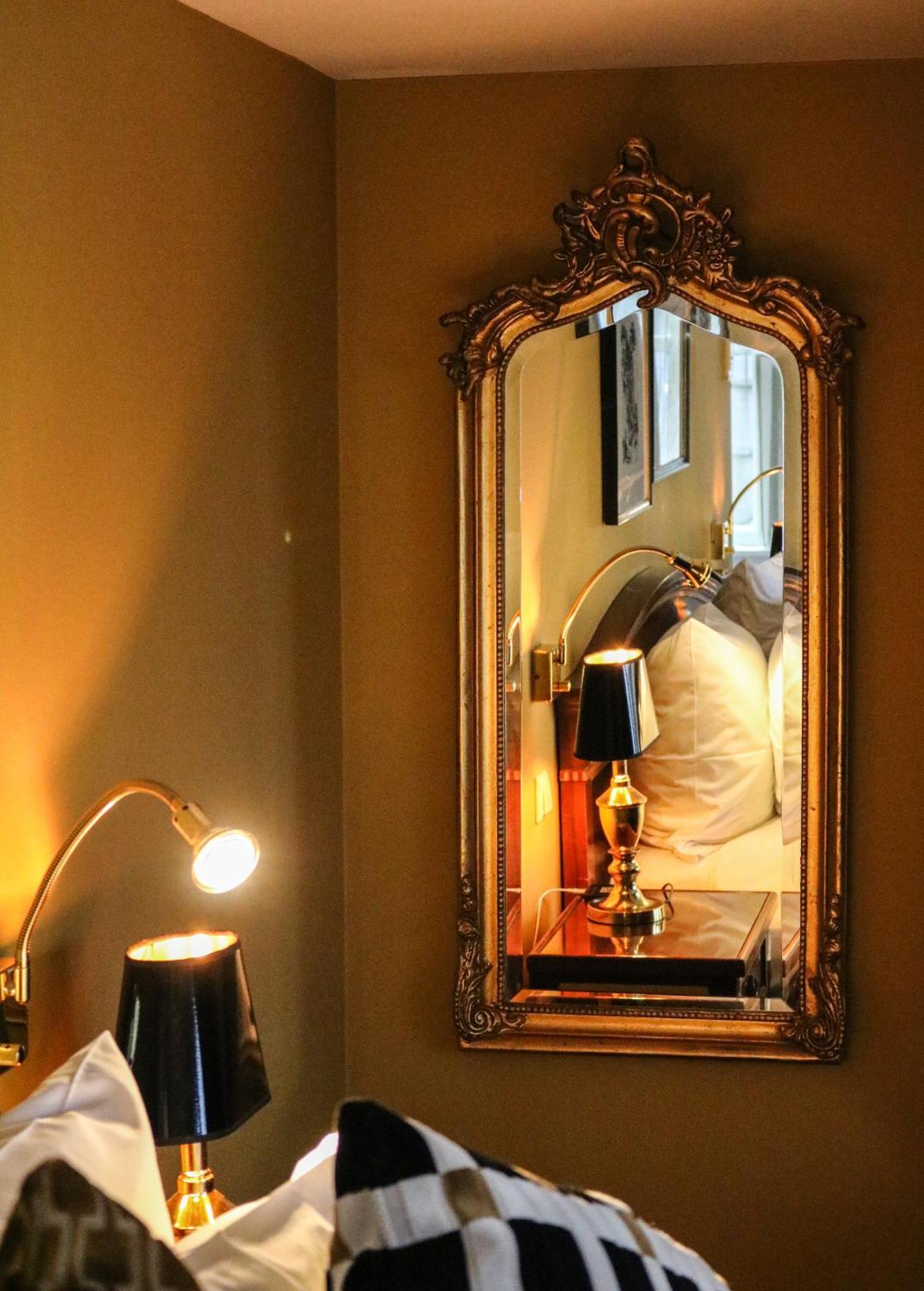 Ambassade Hotel 4*