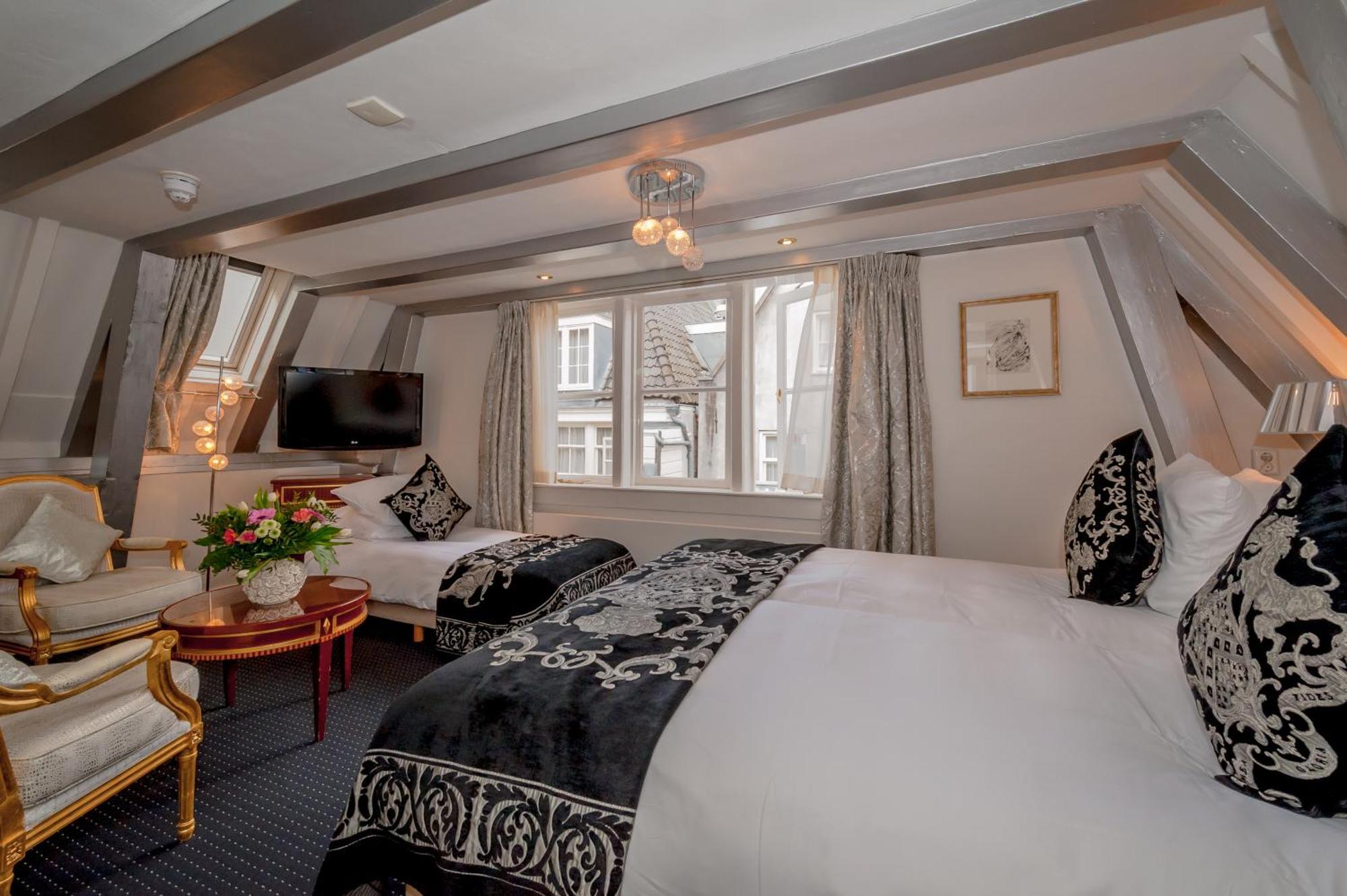 Ambassade Hotel 4*