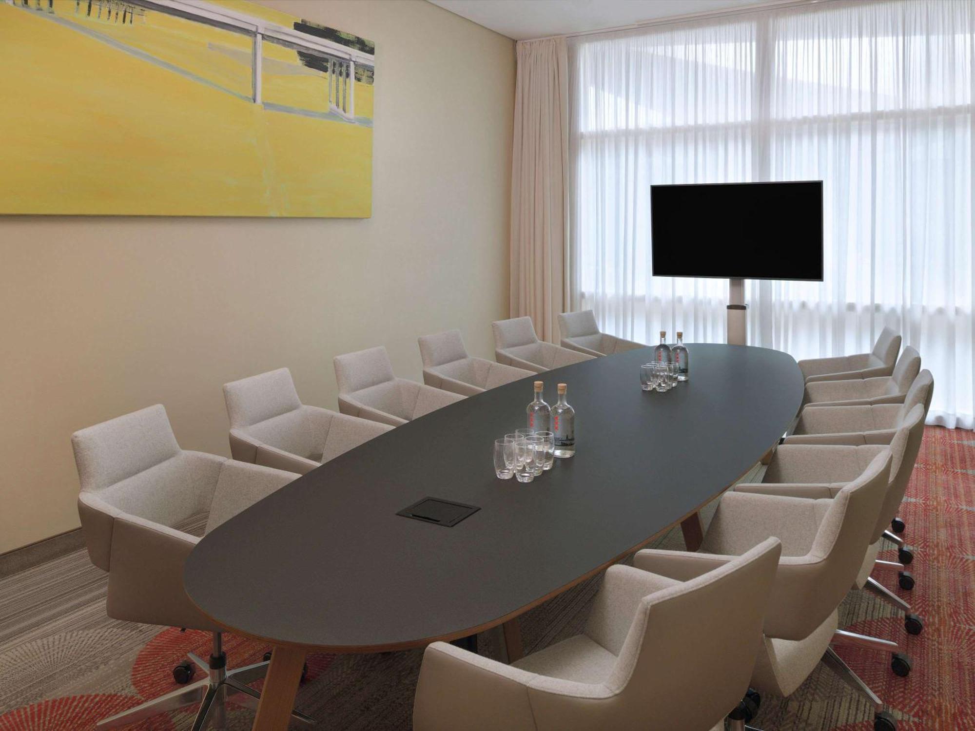 Hotel Mövenpick Centre 4*