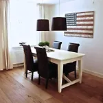 Stylish Canalhouse B