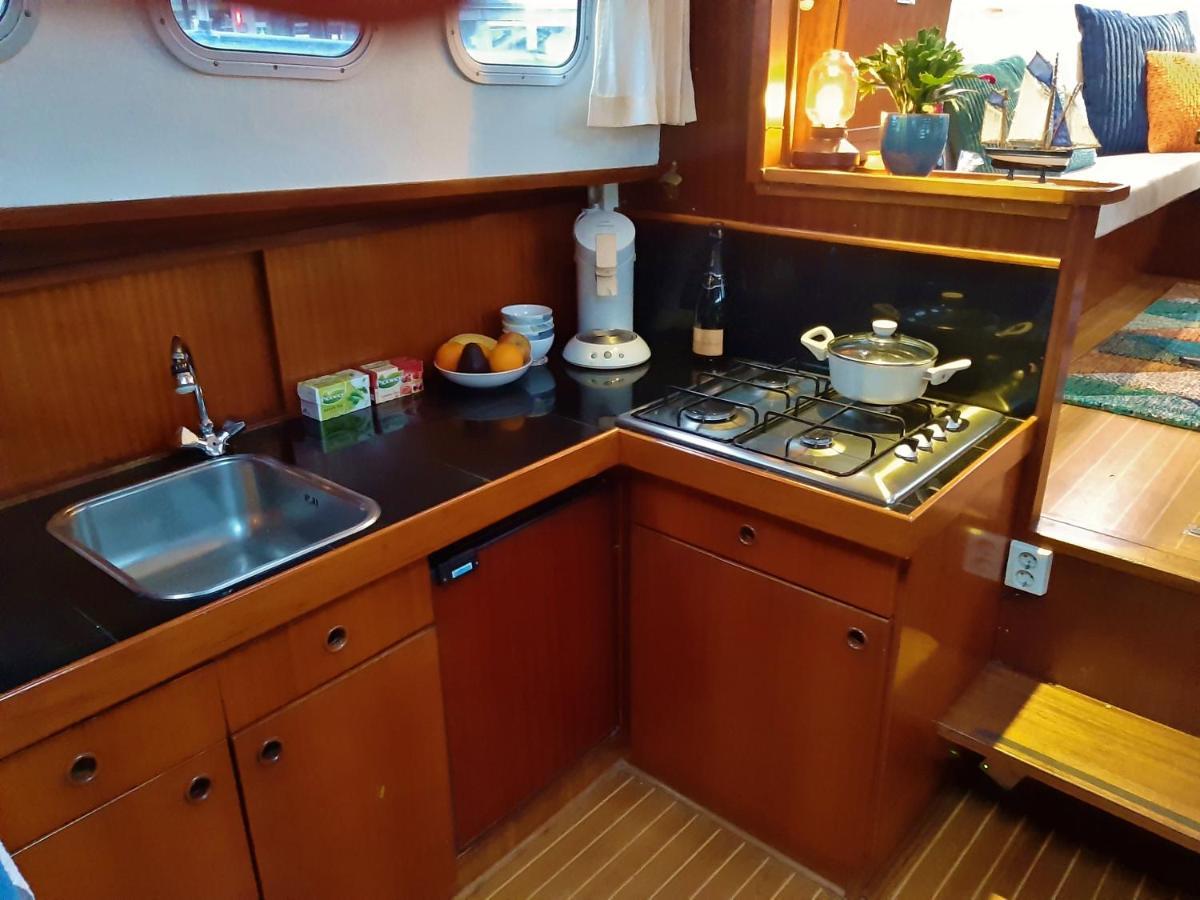 Botel Motor Yacht Almaz Amsterdam