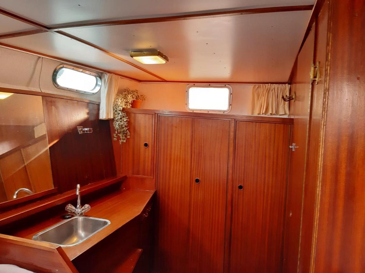 Botel Motor Yacht Almaz Amsterdam