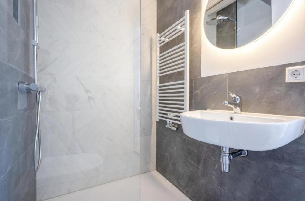 Luxe Suites Roses Couette-café 2*