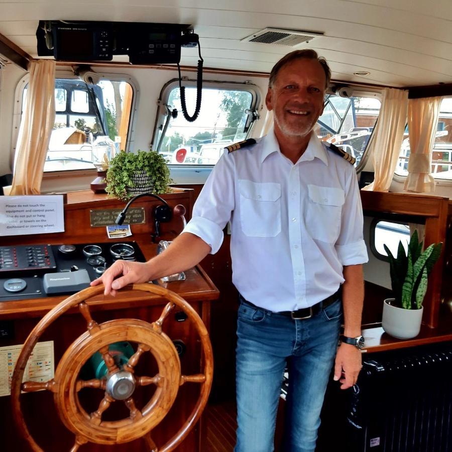 Motor Yacht Almaz Botel