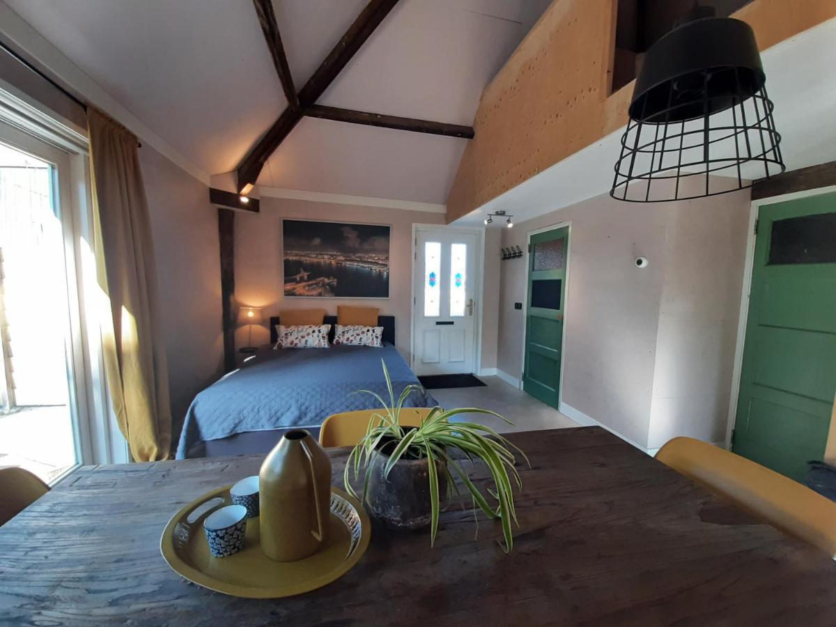 Bed & Breakfast Voorhuis En Klein Waterland
