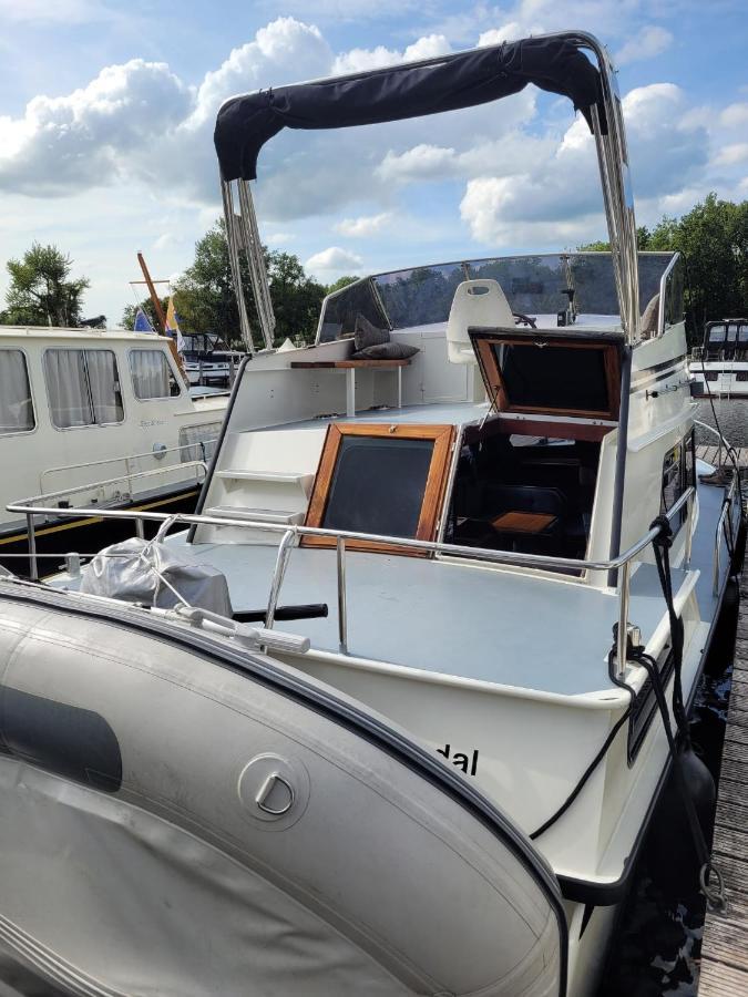 Boat & Breakfast
