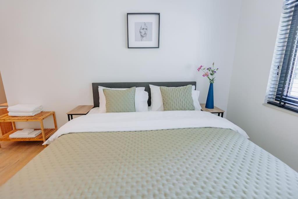 Brand New Luxurious 6 Bedroom In Villa *