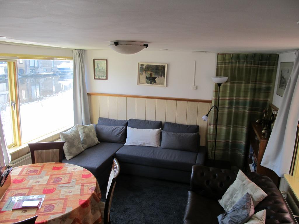 Houseboat Under The Mill Botel