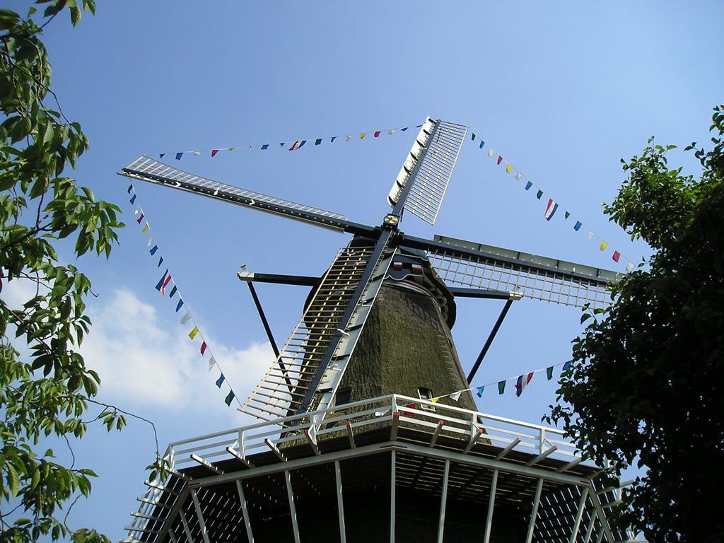 Houseboat Under The Mill 2*