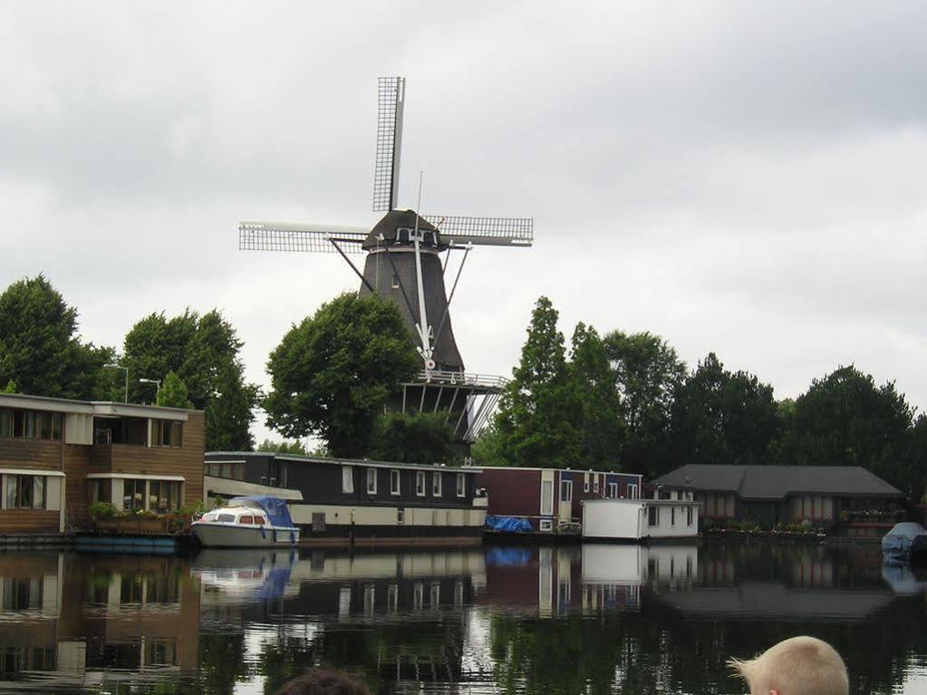 Botel Houseboat Under The Mill Amesterdão