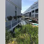 Large And Cosy House On The Water: Free Parking