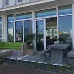 Large And Cosy House On The Water: Free Parking