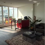 Large And Cosy House On The Water: Free Parking