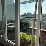 Large And Cosy House On The Water: Free Parking