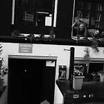 Bob\'S Youth Hostel