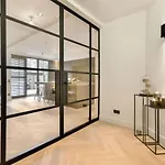 Elegant Apartment Oasis In The Heart Of Amsterdam