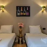 Hotel 83