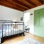 Tranquil Wooden House With Free Parking