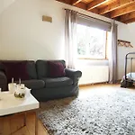 Tranquil Wooden House With Free Parking
