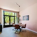 Stylish Apartment Next To The Amstel River- Unit F