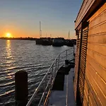 Casey\'S Lake View House Boat