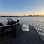 Casey\'S Lake View House Boat