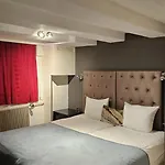 Quentin Golden Bear Hotel