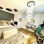 Luxury City Center Apartment With Canal View 1 Kingsize Bed And 1 Sleeping Sofa