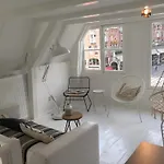 Two Bedroom Apartment In Historic Canalhouse From 1618 - City Centre