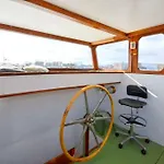 Borneokade Houseboat