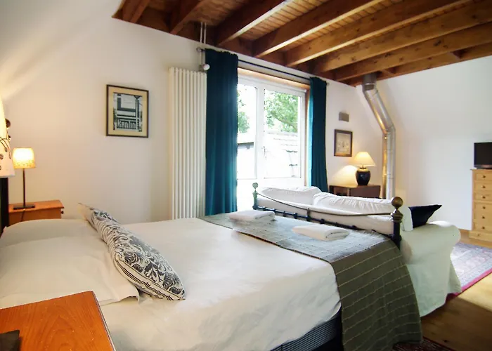 Tranquil Wooden House With Free Parking
