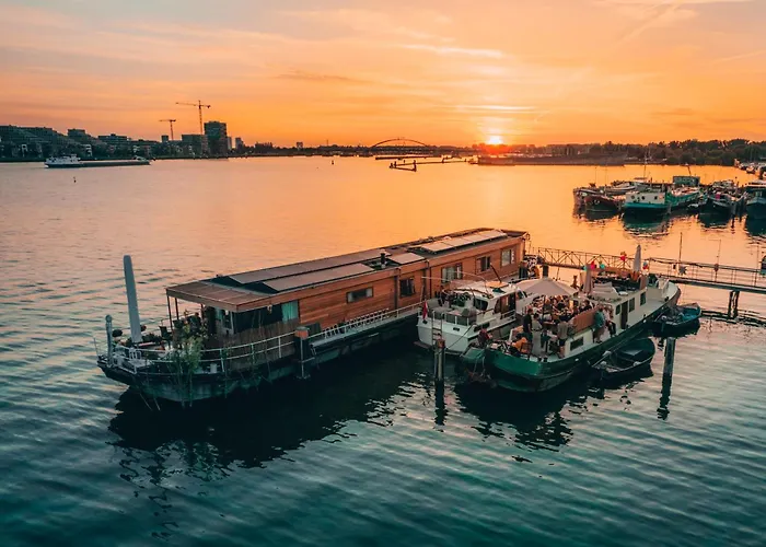 Casey\'S Lake View House Boat