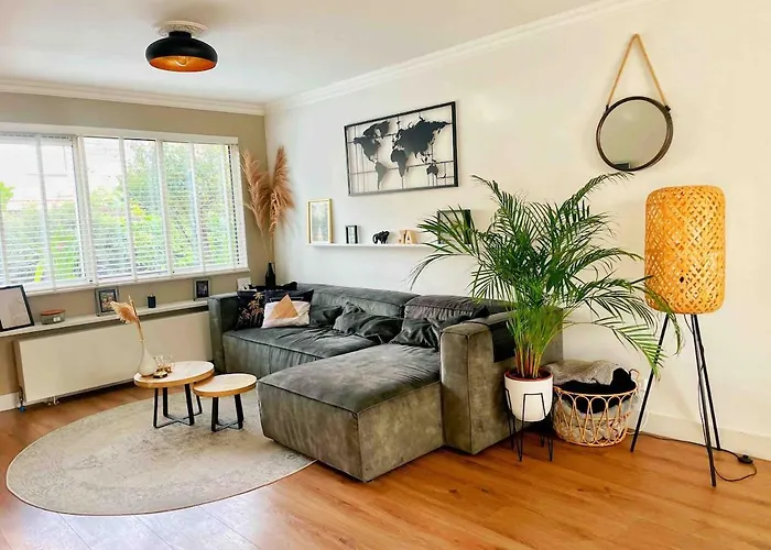 Spacious And Cozy House With Affordable Parking