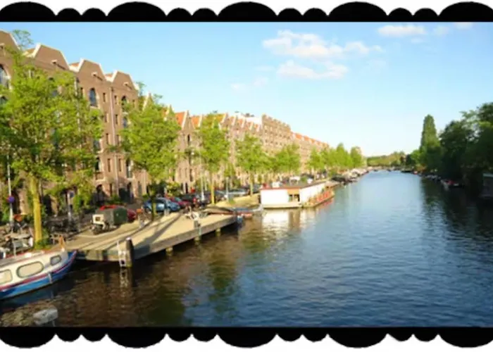 Anna\'S Houseboat