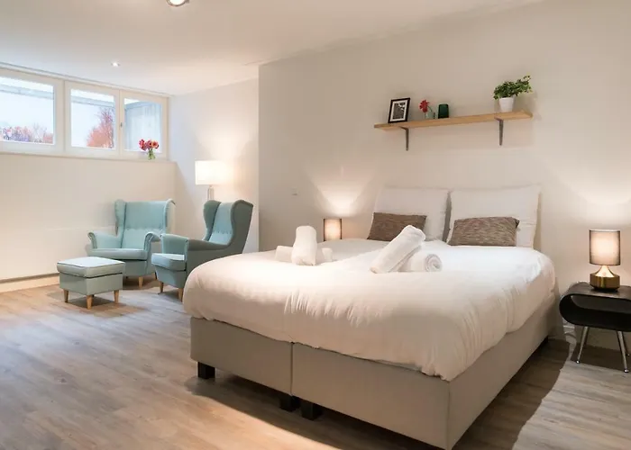 Clean And Modern Nassau Canal Apartment