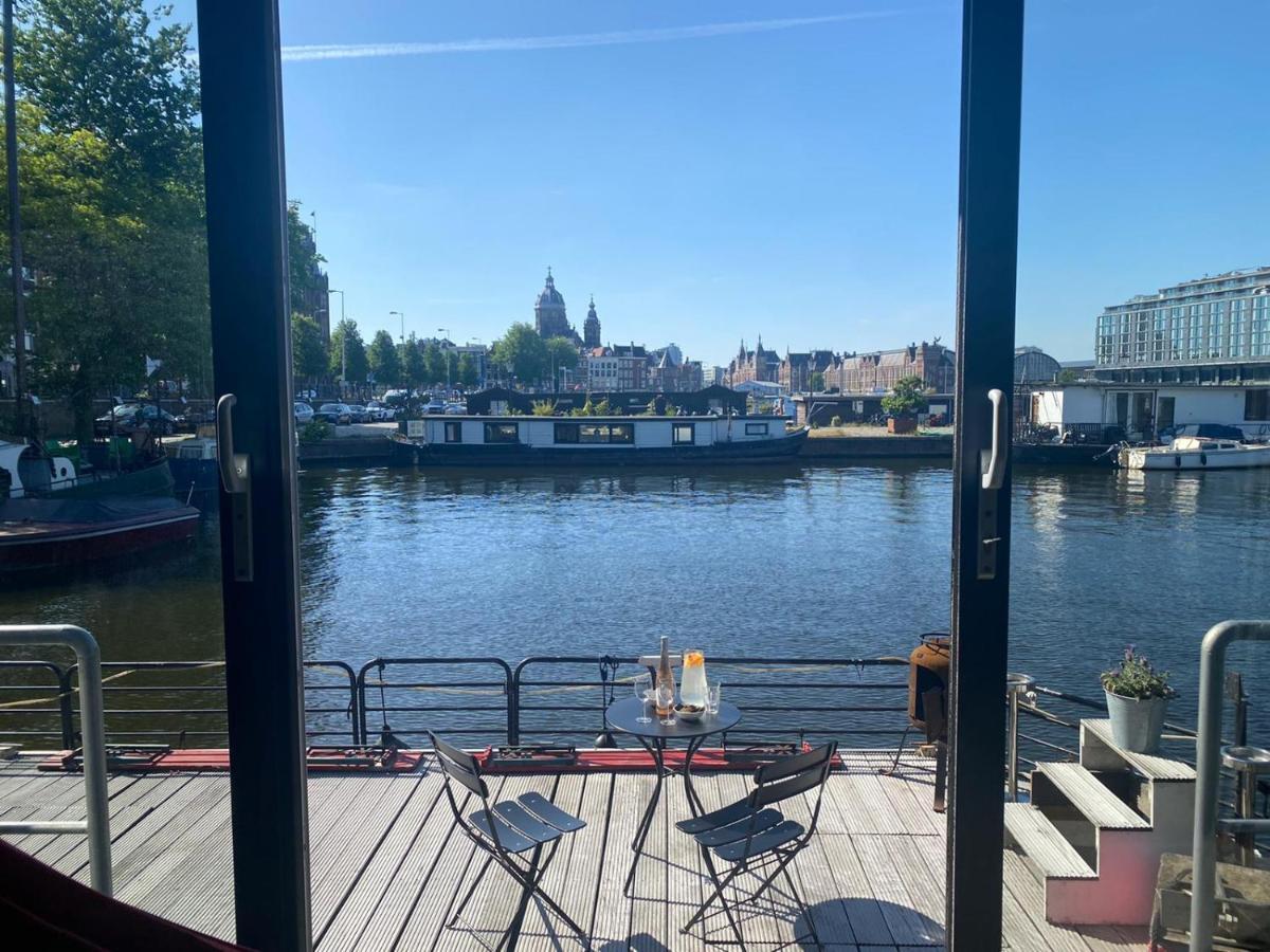 A304 Romantic Seaship In Center Botel *