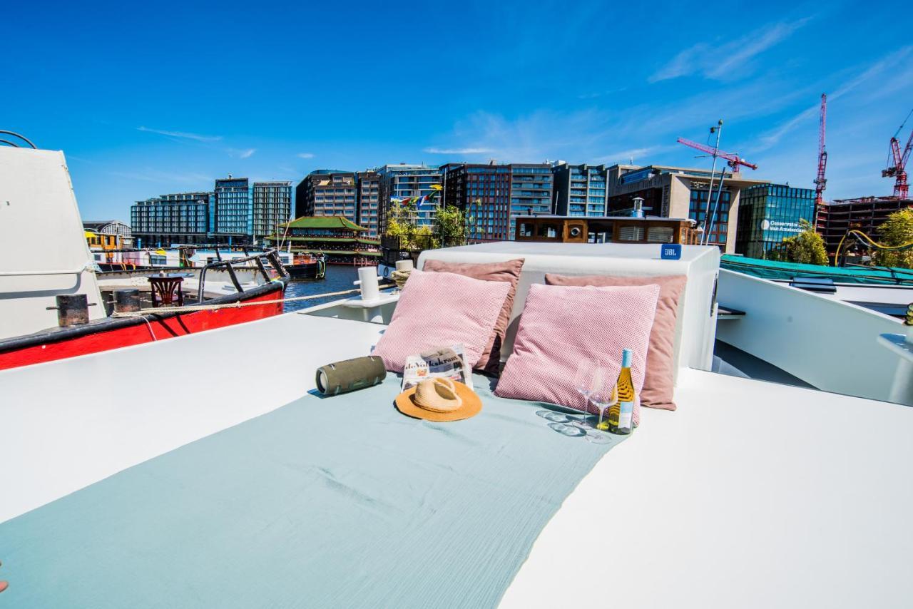 A304 Romantic Seaship In Center Botel *