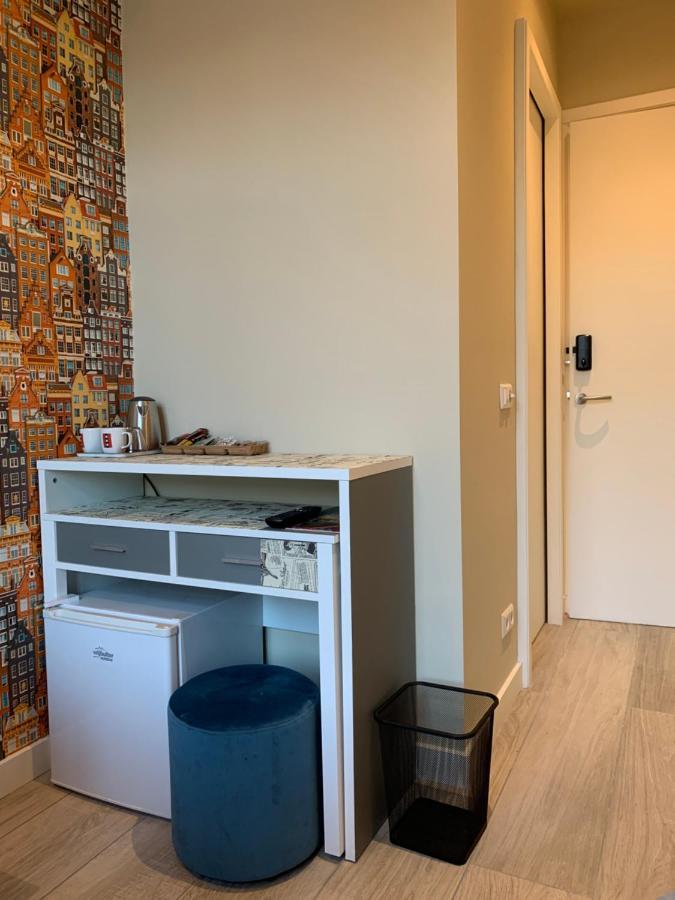 Roomwest *