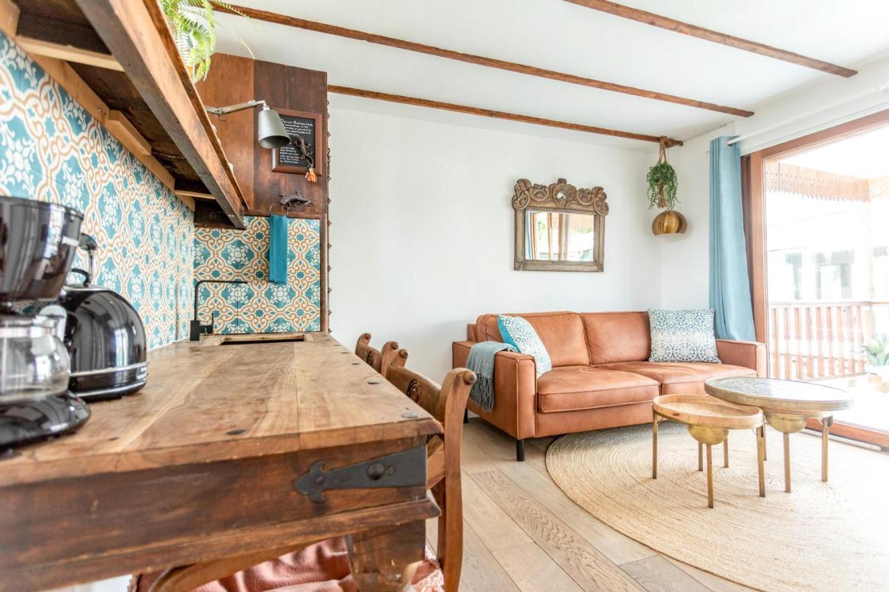 Guest house House Boat With Waterfront Terrace