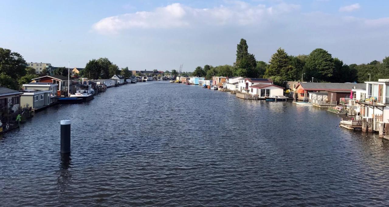 Houseboat With Water Terrace, Free Parking, Free Bikes & Fast Wifi Bed & Breakfast Amsterdam