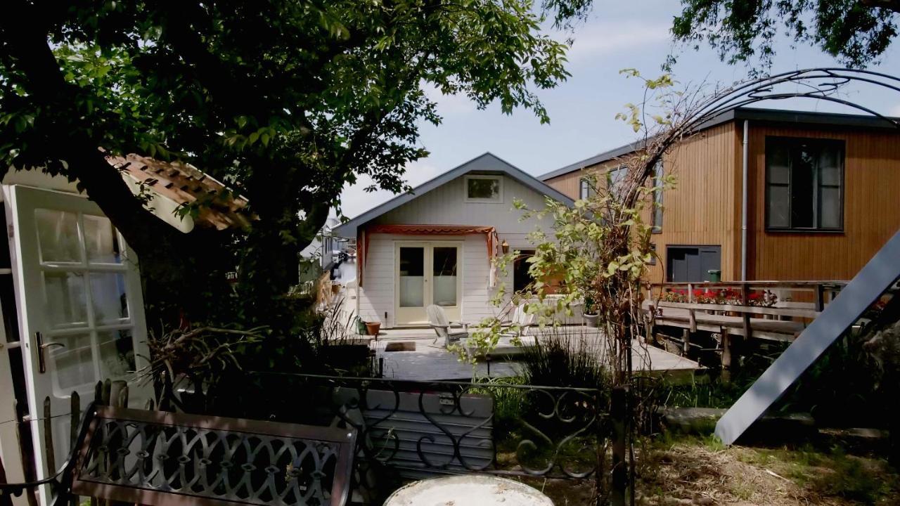 Bed & Breakfast Houseboat With Water Terrace, Free Parking, Free Bikes & Fast Wifi Amsterdam