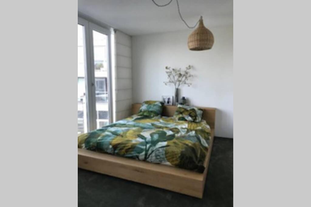 Large And Cosy House On The Water: Free Parking *
