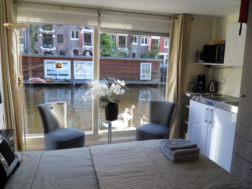 The Guest-houseboat Botel