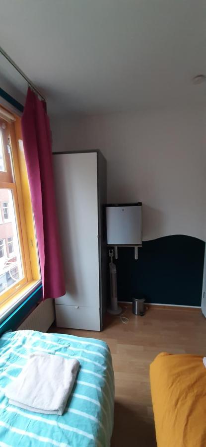 Michelle, Not For Parties, Not A Hotel, With Shared Bathroom, No Kitchen Homestay Amsterdam