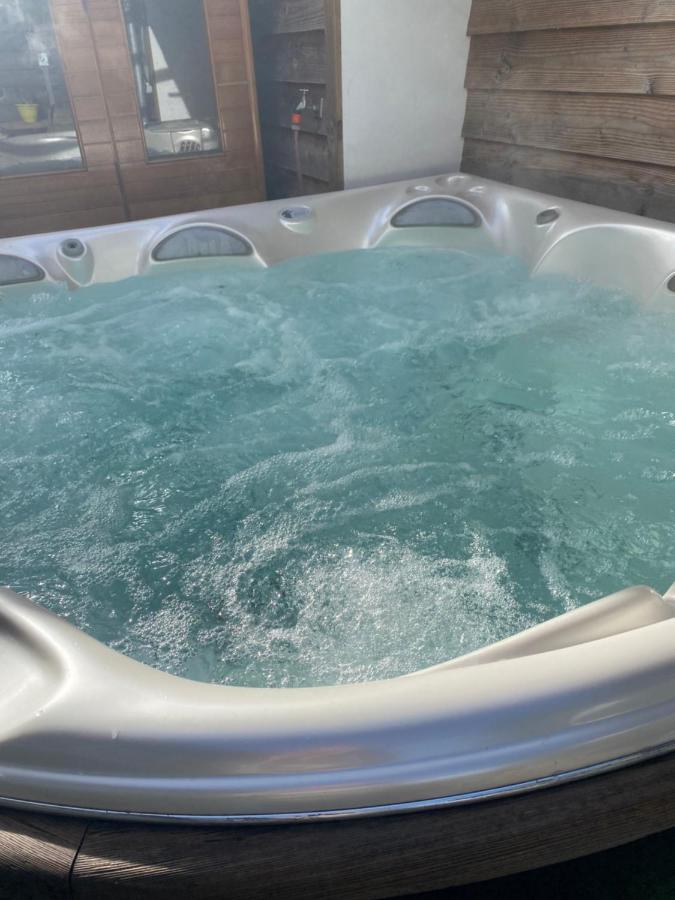 Bed & Breakfast Houseboat By The Mill With Jacuzzi And Sauna