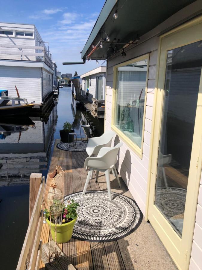 Houseboat With Water Terrace, Free Parking, Free Bikes & Fast Wifi Bed & Breakfast Amsterdam